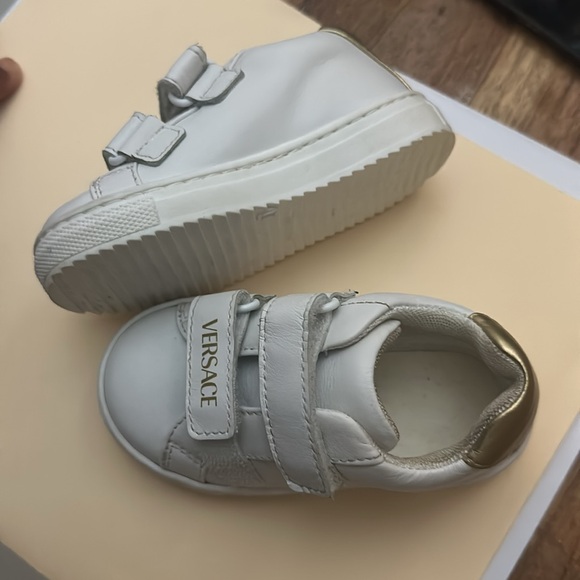 Size 4 is Euro Versace kids. Baby Worn once for birthday - Picture 3 of 3